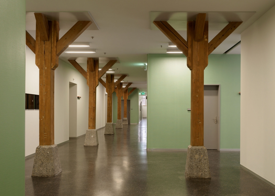 Korridorbereich mit den bestehenden Holzstützen.